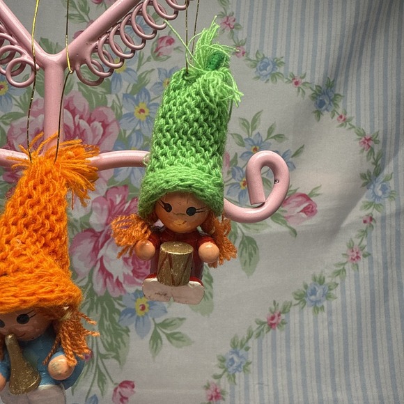 Vtg wood wooden Christmas ornaments 1970s knitted hats girls  retro crochet kmit - Picture 4 of 6